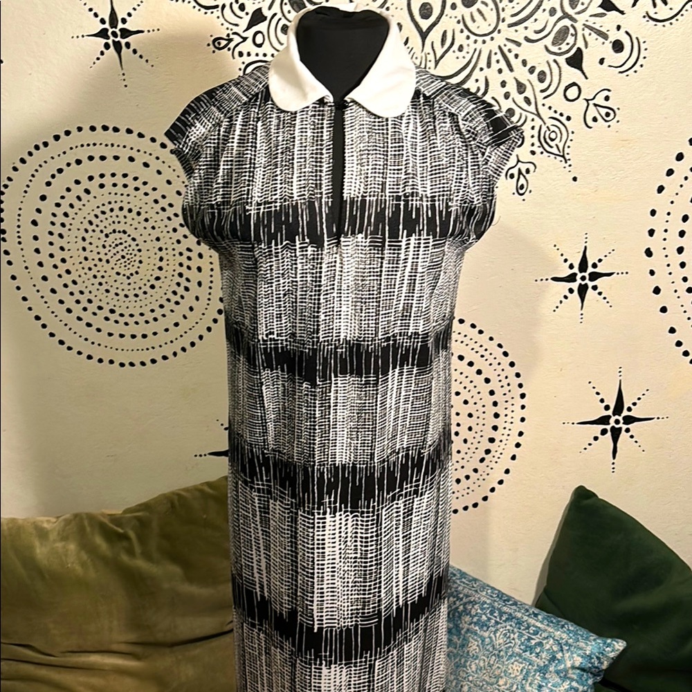Vintage Black and White Women's Sleeveless Shift Dress
